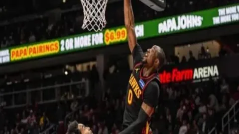 上海244校迎足球训练课程，校长激励学生踢球体验快乐