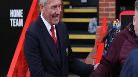 “曼联梅努建功，2-0战胜布加勒斯特星挺进欧联16强”